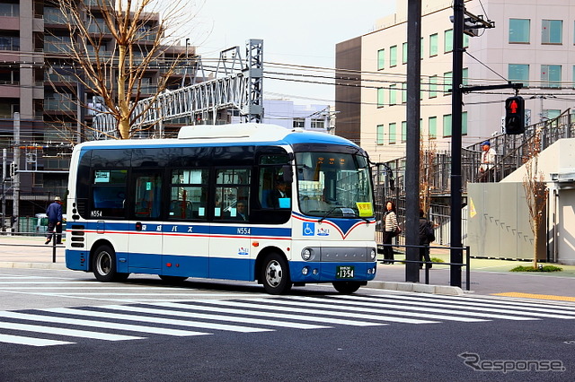 押上駅側では小さな路線バスたちが頻繁に走り回る