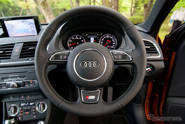 アウディ Q3 「S-Line」パッケージ、ボディカラー:サモアオレンジM