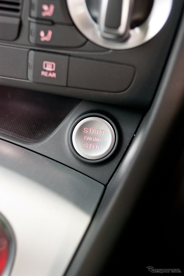 アウディ Q3 「S-Line」パッケージ、ボディカラー:サモアオレンジM