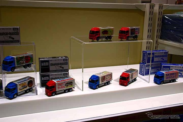 車体の色を選び、荷台に自由に絵を描いてプラスチックケースを組んで完成