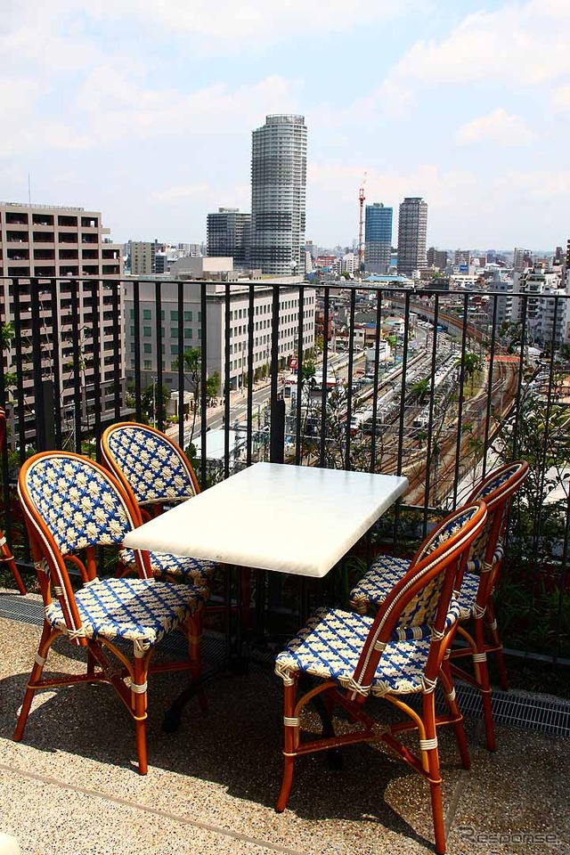 「世界のビール博物館」(7階)のテラス席からは東武伊勢崎線の電車や車両基地が見下ろせる