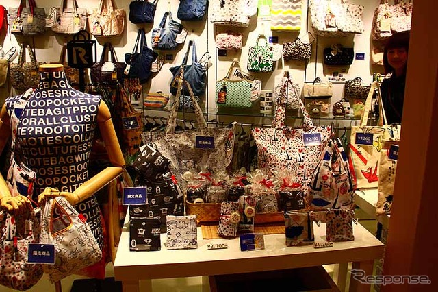 トートバッグ専門店「ルートートギャラリー」では、東京スカイツリーのシルエットをあしらった限定商品を販売