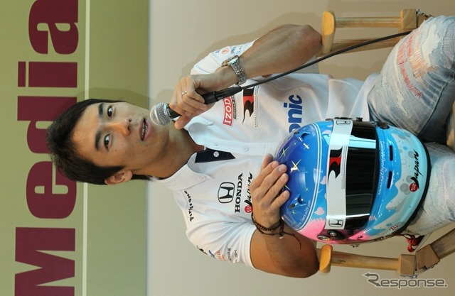 【INDY500 2012】琢磨が予選・決勝で装着するスペシャルカラーのヘルメットを披露
