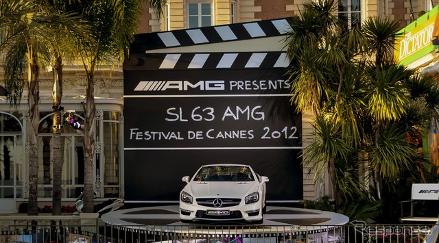 カンヌ国際映画祭の会場ホテルに展示されたメルセデスベンツSL63AMG