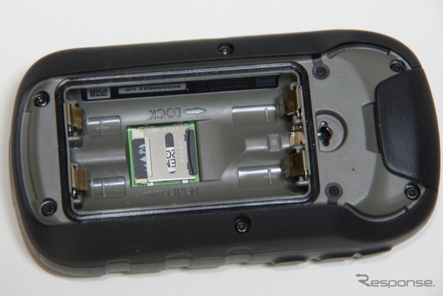 電池を外すとMicroCDカードストッロがある。