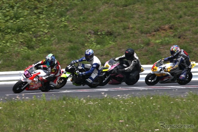 50ccから125ccまでのミニバイクが参戦する「FSWミニろく」