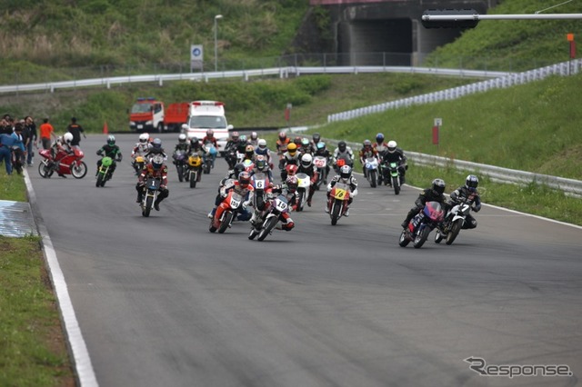 50ccから125ccまでのミニバイクが参戦する「FSWミニろく」