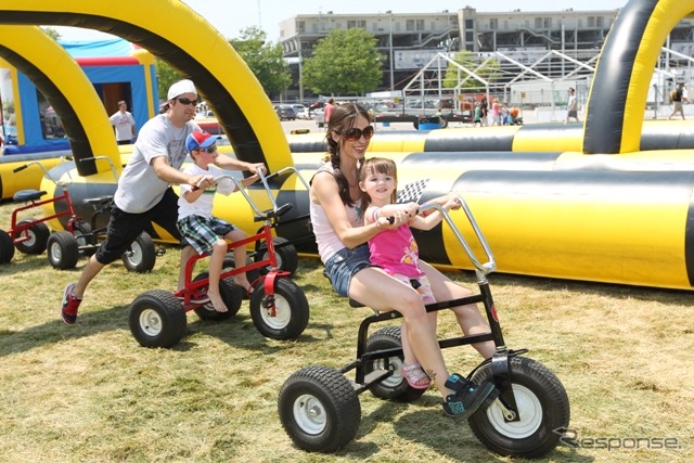 親子で乗れる三輪車。