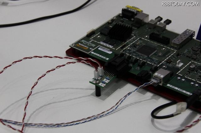 BroadcomのEthernet AVB対応スイッチの基板。信号ケーブルはシールドなしのツイストペア線2本でOK。とりまわしの良さも車載LANにも向く。(人とくるまのテクノロジー12)
