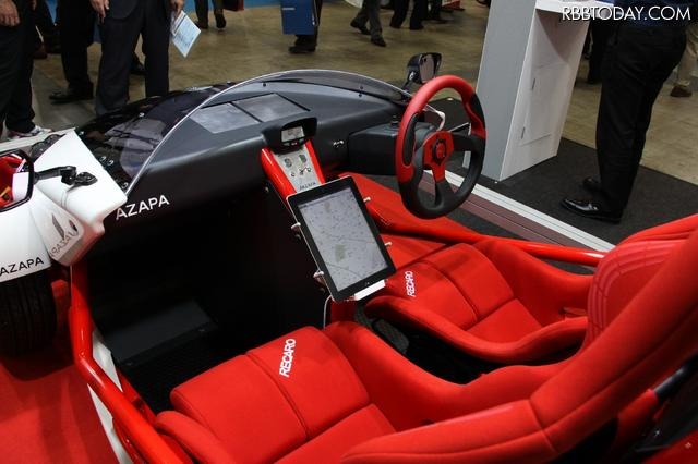 AZAPAのコンセプトEVミニカー。リチウムイオンバッテリーでインホイールモーター2基の後輪駆動だ。(人とくるまのテクノロジー12)