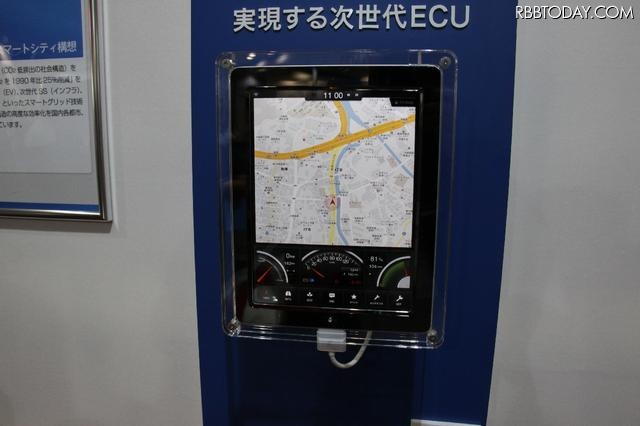 お約束のカーナビ機能の画面。下にはインパネ相当のディスプレイ。(人とくるまのテクノロジー12)