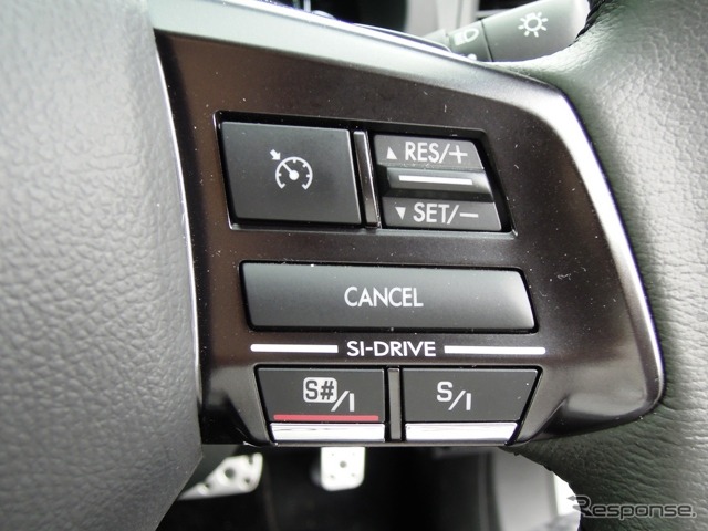 SIドライブのスイッチはステアリングから手を離さずに操作できるよう、ステアリング右側に移された。