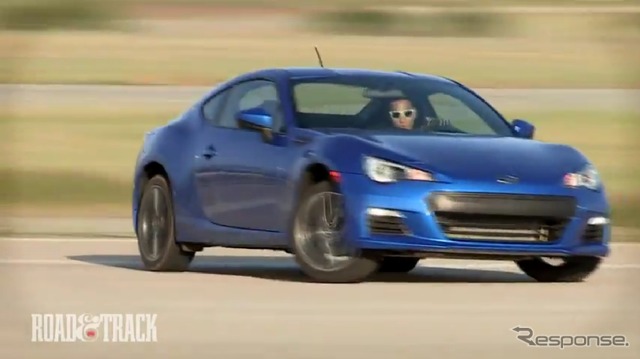 華麗なドリフト走行を披露するスバル BRZ
