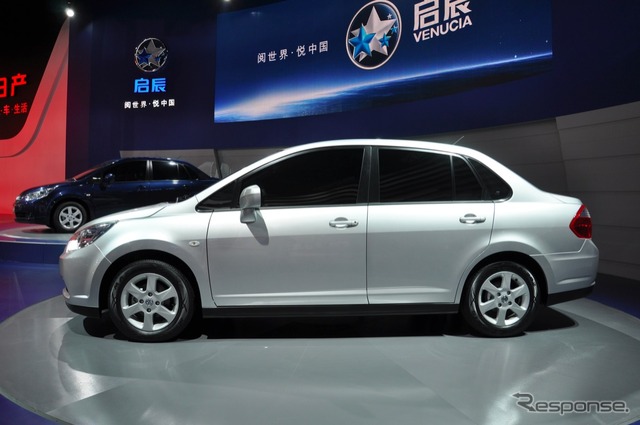 日産が中国で展開するローカルブランド、ヴェヌーシア D50(広州モータショー11)
