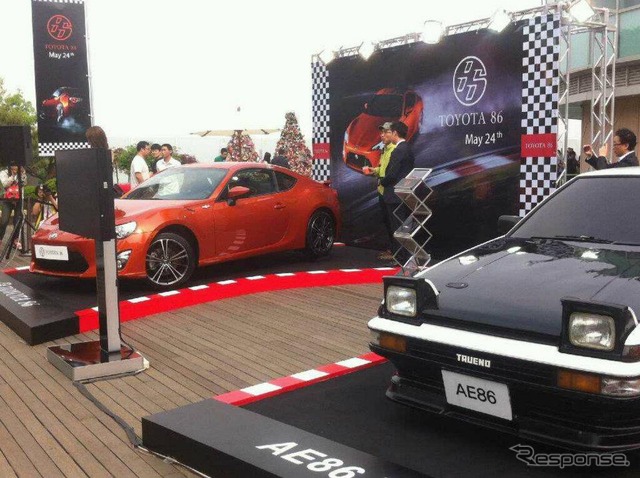 トヨタ86とオリジナルのAE86藤原とうふ店仕様