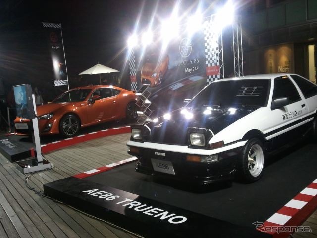 トヨタ86とオリジナルのAE86藤原とうふ店仕様