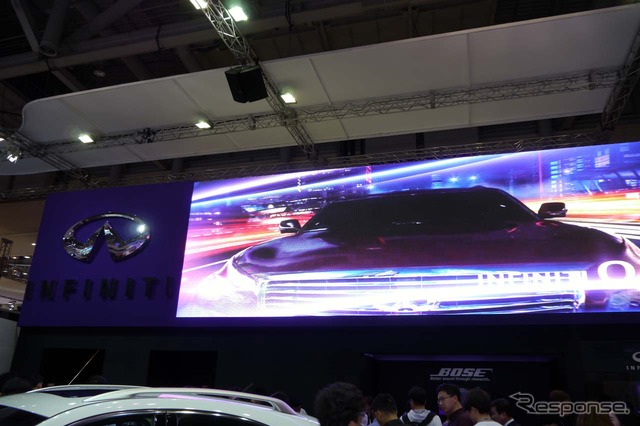 インフィニティのブース上には大型ディスプレイが設置され、様々なコンセプト映像が流された