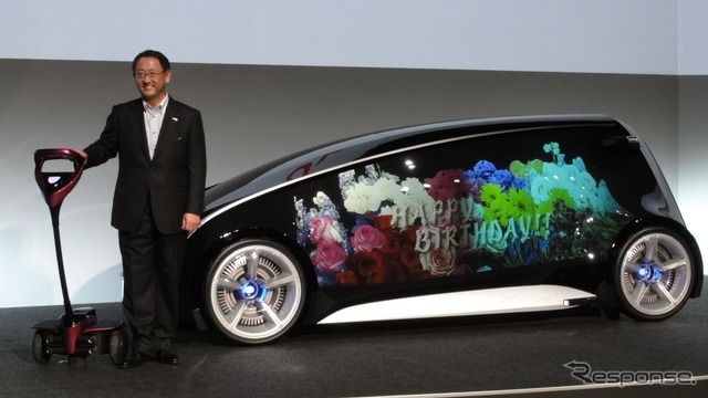 東京モータショー11で発表されたトヨタ Fun-Vii と豊田章男社長