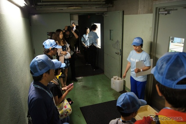 「Think Blue. 生き物体験ツアー」の様子。