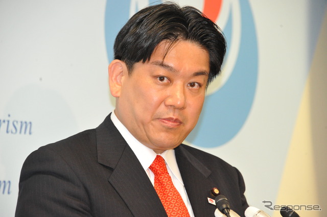 就任会見に臨む羽田雄一郎新大臣(4日・国交省)