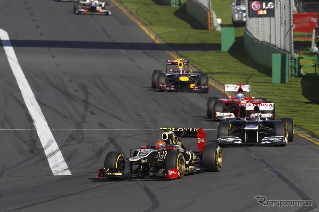 写真先頭にグロージャン(ロータス)、続いてマルドナド(ウィリアムズ。2012年3月18日、F1オーストラリアGP決勝)