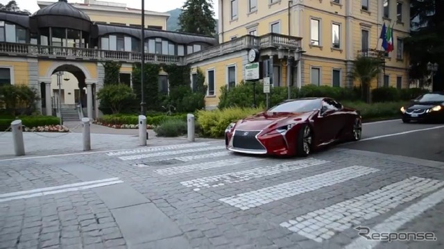 イタリア・ミラノの市街地を走行するレクサスLF-LC