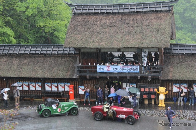 2日目の雨の中昼食会場に到着した参加車たち