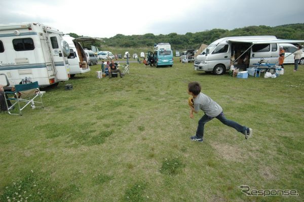 キャンピングカーによる旅行（イメージ）