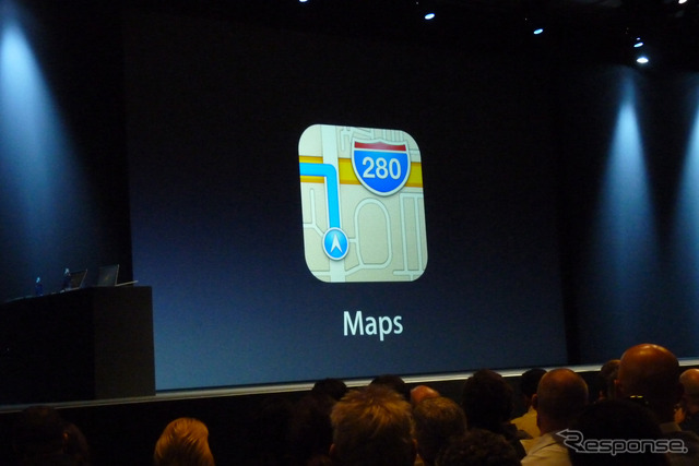 アップルの開発者向けイベントWWDC 2012(Apple World Wide Developpers Conference 2012)の基調講演、iOS 6のプレゼンテーションの様子。