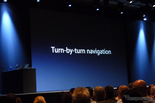 アップルの開発者向けイベントWWDC 2012(Apple World Wide Developpers Conference 2012)の基調講演、iOS 6のプレゼンテーションの様子。