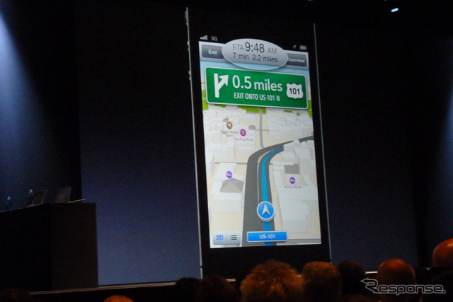 アップルの開発者向けイベントWWDC 2012(Apple World Wide Developpers Conference 2012)の基調講演、iOS 6のプレゼンテーションの様子。