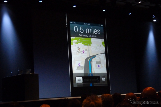 アップルの開発者向けイベントWWDC 2012（Apple World Wide Developpers Conference 2012）の基調講演、iOS 6のプレゼンテーションの様子。