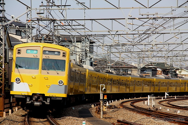 所沢駅に進入する池袋線上り電車