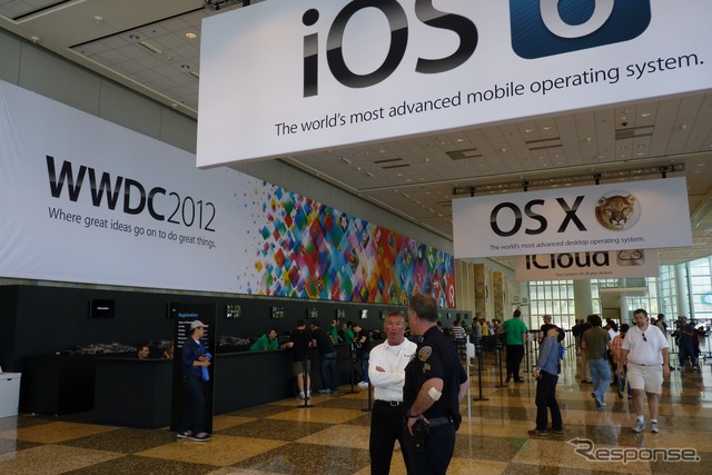 アップルの開発者向けイベントWWDC 2012(Apple World Wide Developpers Conference 2012)の基調講演、iOS 6のプレゼンテーションの様子。