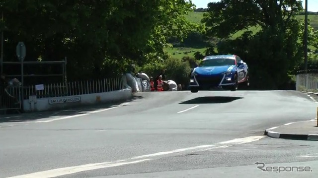 マン島TTのコースで大ジャンプを決めるスバルBRZ
