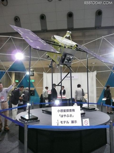 はやぶさ本体の1/2スケールモデル（東京国際航空宇宙産業展2011）