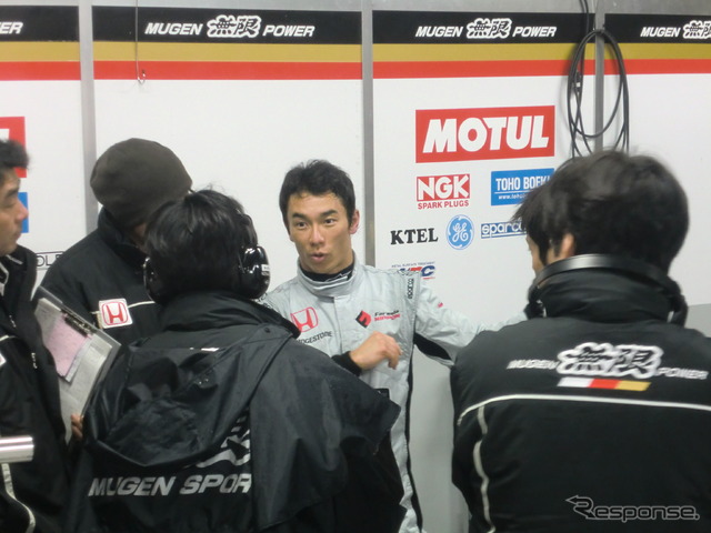 3月の鈴鹿テストで、チーム無限のスタッフと話す佐藤琢磨。