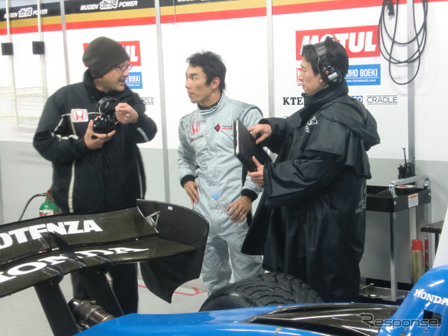 向かって左がチーム無限の手塚長孝監督(3月の鈴鹿テスト)。