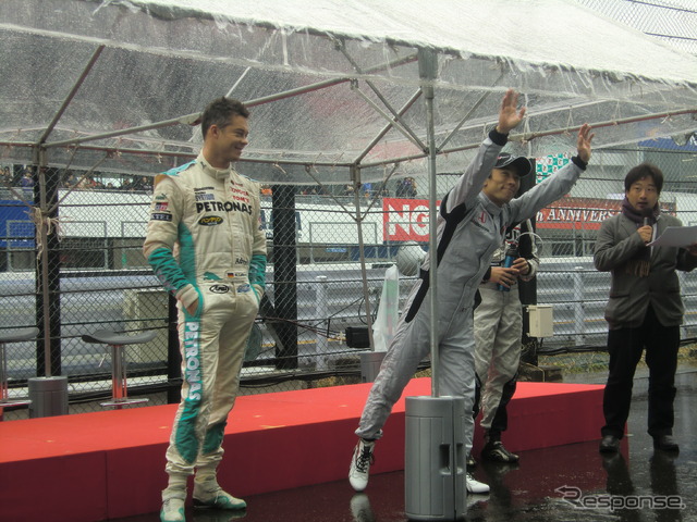 エキシビションの第0戦では2位。ロッテラー(左)、オリベイラとともに表彰式に登場した佐藤琢磨。
