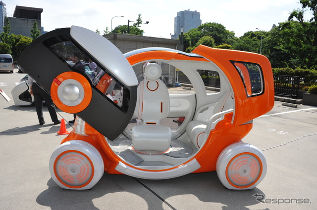 国土交通省正面玄関前の駐車場で行われた超小型モビリティのデモスズキ「Q-CONCEPT」
