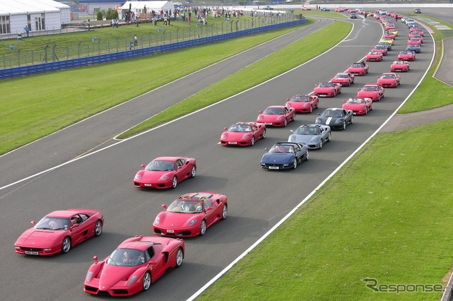 2007年、英国シルバーストンで行われたフェラーリ385台によるパレード