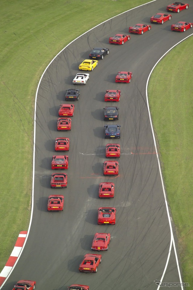 2007年、英国シルバーストンで行われたフェラーリ385台によるパレード