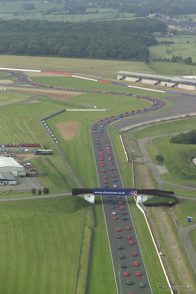 2007年、英国シルバーストンで行われたフェラーリ385台によるパレード