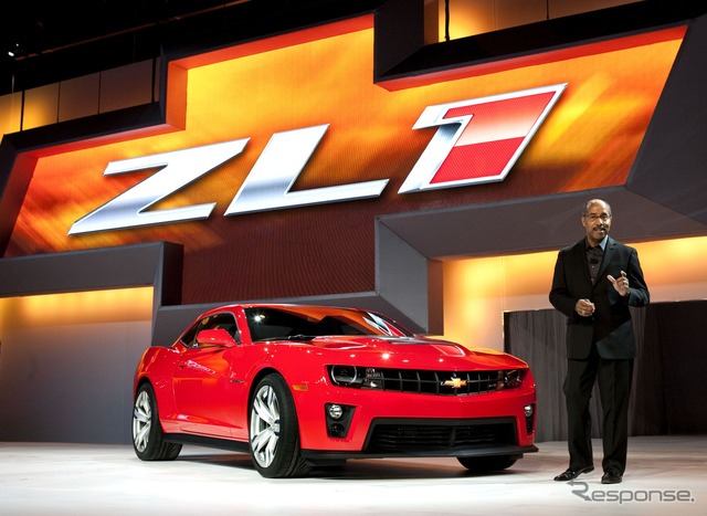 シボレー・カマロ（ZL1）と、GMのグローバルデザインを統括するエド・ウェルバーン副社長