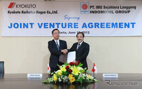 インドモービル JUSAK KERTOWIDJOJO社長(右)と極東開発工業 筆谷高明社長