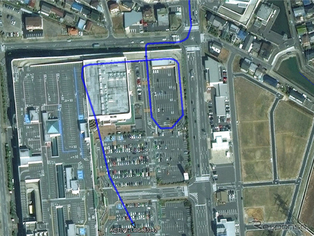 軌跡データをGoogleアースで表示。画面の上から駐車場に侵入し、ループ状のスロープを登って立体駐車場へ。屋上より1階下のフロアに駐車した。立体駐車場に入るまではほぼ完璧な精度。駐車場内のデータはさすがに誤差が大きいが、測位できているだけで凄い。