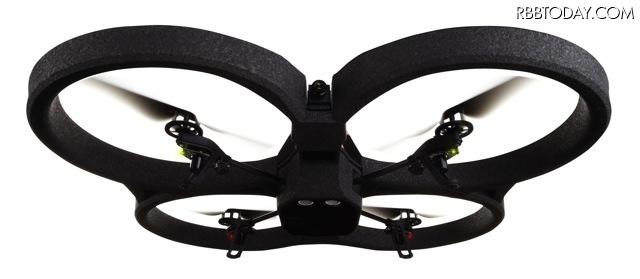 パロットAR.Drone 2.0。クローバー型のフレームは、室内など障害物の多い場所での飛行を考慮したもの。