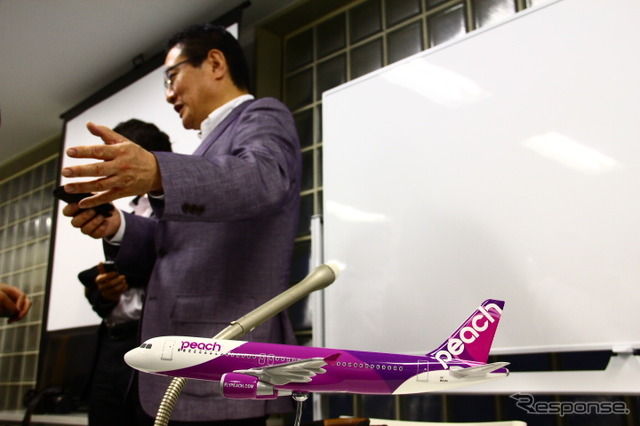 東京都港区で22日に行われたピーチ・アビエーションの記者会見と井上慎一CEO