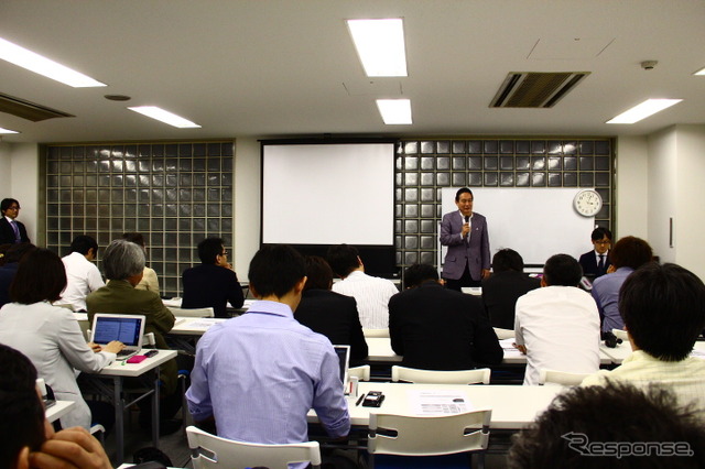 東京都港区で22日に行われたピーチ・アビエーションの記者会見と井上慎一CEO