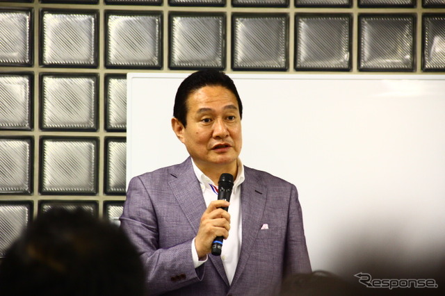 東京都港区で22日に行われたピーチ・アビエーションの記者会見と井上慎一CEO